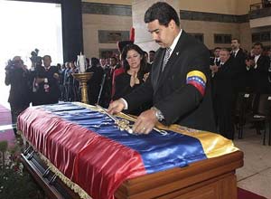 El presidente encargado Nicolás Maduro deposita la espada de Bolívar sobre el féretro de Hugo Chávez el pasado viernes en la ceremonia fúnebre en la Academia Militar de Caracas.