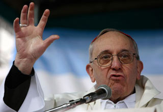 El cardenal argentino Jorge Mario Bergoglio, investido como el Papla Francisco I este miércoles en el Vaticano.