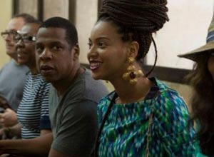 El rapero Jay Z y su esposa Beyonce en una escena de su controversial viaje a Cuba.