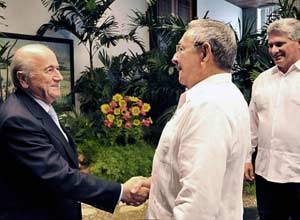 Joseph Blatter, presidente de la FIFA, recibido por Raúl Castro y el vicepresidente Miguel Díaz Canel.