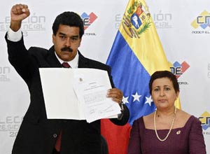 Nicolas Maduro es proclamado triunfador en la elecciones de Venezuela por el CNE. A su lado. Tibisay Lucena,