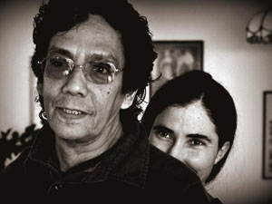 Reinaldo Escobar y Yoani Sánchez en su casa en La Habana