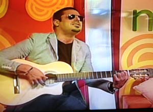 El cantante Elaín Morales durante su presentación el jueves en la televisión cubana. Foto: CaféFuerte