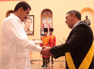 El presidente venezolano Nicolás Maduro (izq.) condecora al Capitán Carlos Guilbeaux Cala, jefe de la Misión Martí, en un acto en el Cuartel de la Montaña en Caracas. El presidente venezolano Nicolás Maduro (izq.) condecora al Capitán Carlos Guilbeaux Cala, jefe de la Misión Martí, en un acto en el Cuartel de la Montaña en Caracas.