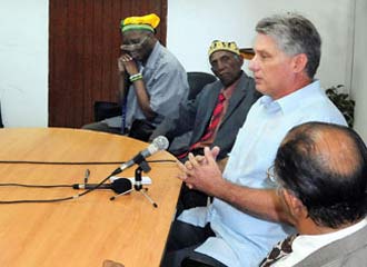 Mguel Díaz-Canel reunido con santeros en la Asociación Yoruba de Cuba. Foto: Granma