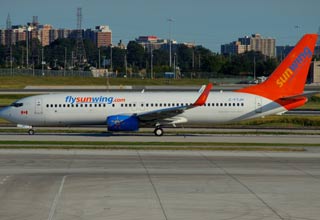 Canadiense salta del avión a la pista al regresar de Cuba