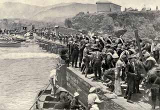 Soldados estadounidenses entran en Santiago de Cuba al término de la guerra de 1898.
