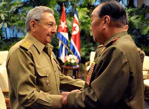Raul Castro recibe al jefe del Estado Mayor General del Ejército Popular de Corea del Norte, Kim Kyok Sik, en La Habana, el pasado junio.
