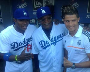 Yasiel Puig (izq.) junto a Cristiano Ronaldo y el actor Samuel L. Jackson (centro) durante el partido de los Dodgers y los Yankees en Los Angeles. el miércoles.