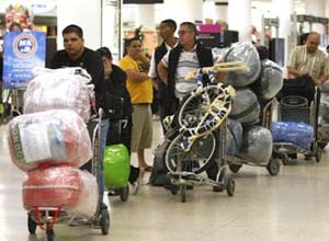 Viajeros a Cuba: una legión de pasajeros fácilmente identificables en el aeropuerto internacional de Miami.
