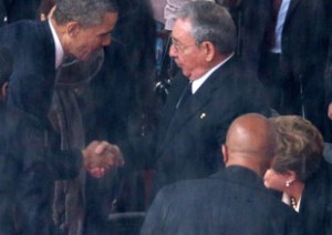 Apretón de manos entre Obama y Raúl Castro en Sudáfrica
