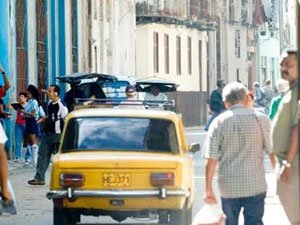 Alarmantes cifras de autos cubanos que contaminan el medio ambiente