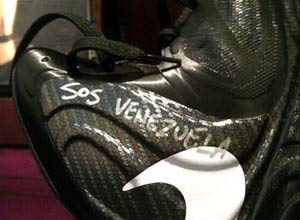 Estrella del Miami Heat juega con mensaje de SOS Venezuela en sus zapatillas