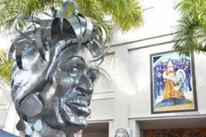 Escultura de Celia Cruz en el corazón de la Calle Ocho de Miami