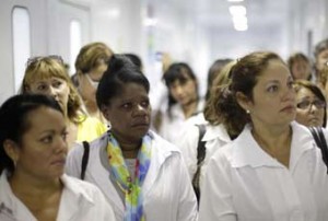 Brasil gastará $632 millones para triplicar presencia de médicos cubanos en programa de salud