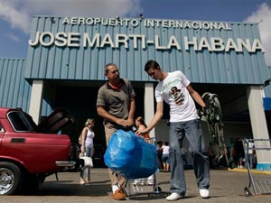 Cuba planea cambios a su política migratoria y régimen aduanal