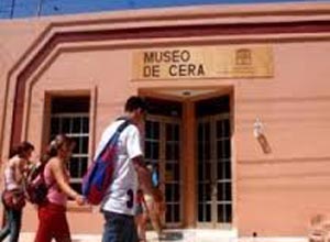 Esculturas de García Márquez y Juan Formell al Museo de Cera cubano