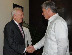 Margallo fue a Cuba por transición y se va con desplante de Raúl Castro