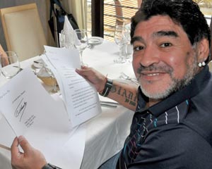 Fidel Castro da señales de vida en carta a Maradona