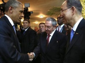Obama y Raúl Castro estrechan saludo en la Cumbre de Panamá