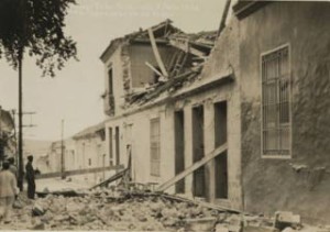 Debris_and_damage_of_a_building_on_San_Pedro_street_after_1932_earthquake