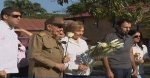 Retrato de familia: Raúl Castro asiste a funeral de su hermana en mausoleo de Birán