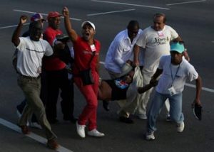 Gobierno cubano califica de delincuente común a manifestante con bandera de EEUU