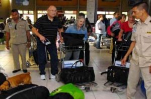 Aduana alerta por aumento de viajeros con drogas, armas y medicinas de contrabando