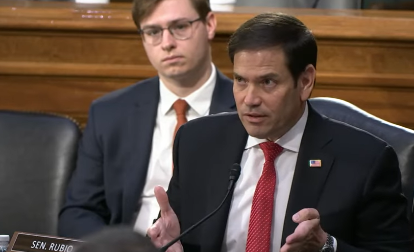 Marco Rubio: ¿Deberían los cubanos perder el estatus de refugiados cuando regresan a Cuba?