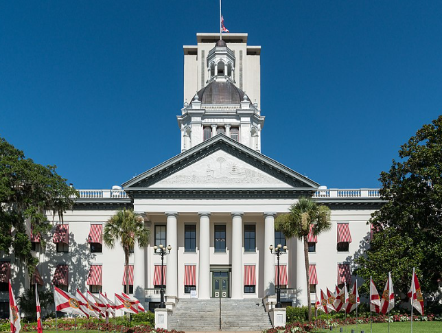 Seis editoriales demandan a Florida por prohibición de libros en las escuelas