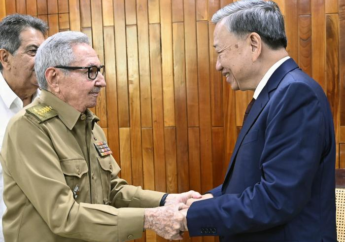 Reaparece Raúl Castro para agasajar el presidente vietnamita To Lam