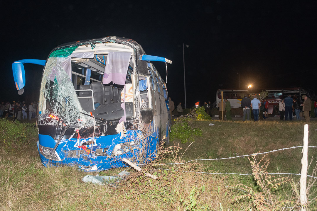 Choque de dos ómnibus en Camagüey deja dos muertos y 61 lesionados