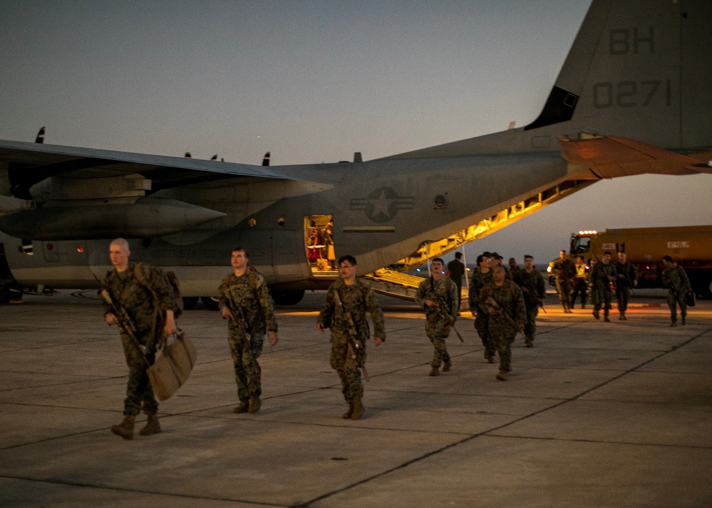 Operación Guantánamo en marcha: Aterriza avión con marines para preparar llegada de inmigrantes deportados