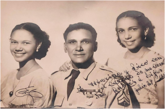 Ernestina, primera de la foto, junto a su padre y su hermana. Cortesía familiar.